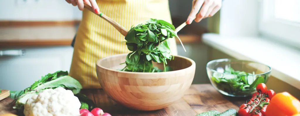 Foods with a low GI, such as whole grains, lean proteins, and vegetables