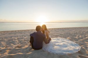 دليلكِ الشامل للصحة الحميمة في شهر العسل: نصائح للمرة الأولى، وسائل منع الحمل، وكيفية البقاء مرتاحة في أي مكان