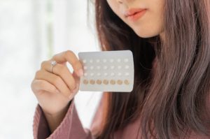 هل حبوب منع الحمل تسبب ضعف الرغبة المفاجئ للنساء؟ الأسباب والحلول