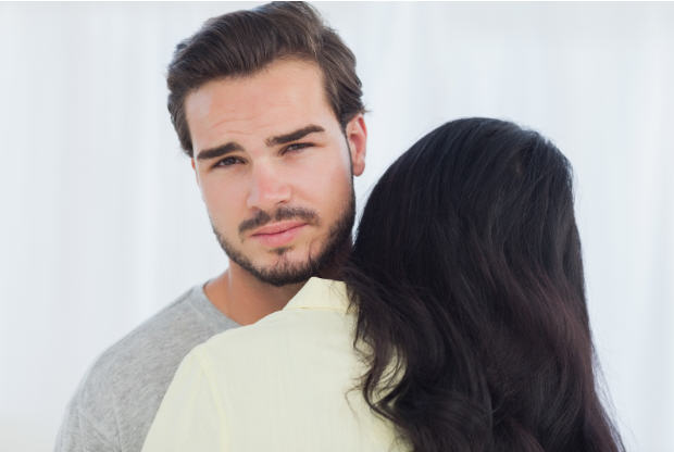 رجل في السرير يهمل شريكته ويركز فقط على رغباته الجنسية