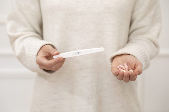 امرأة تخطّط للحمل وتحمل مكملات حمض الفوليك ضمن الرعاية الصحية قبل الحمل